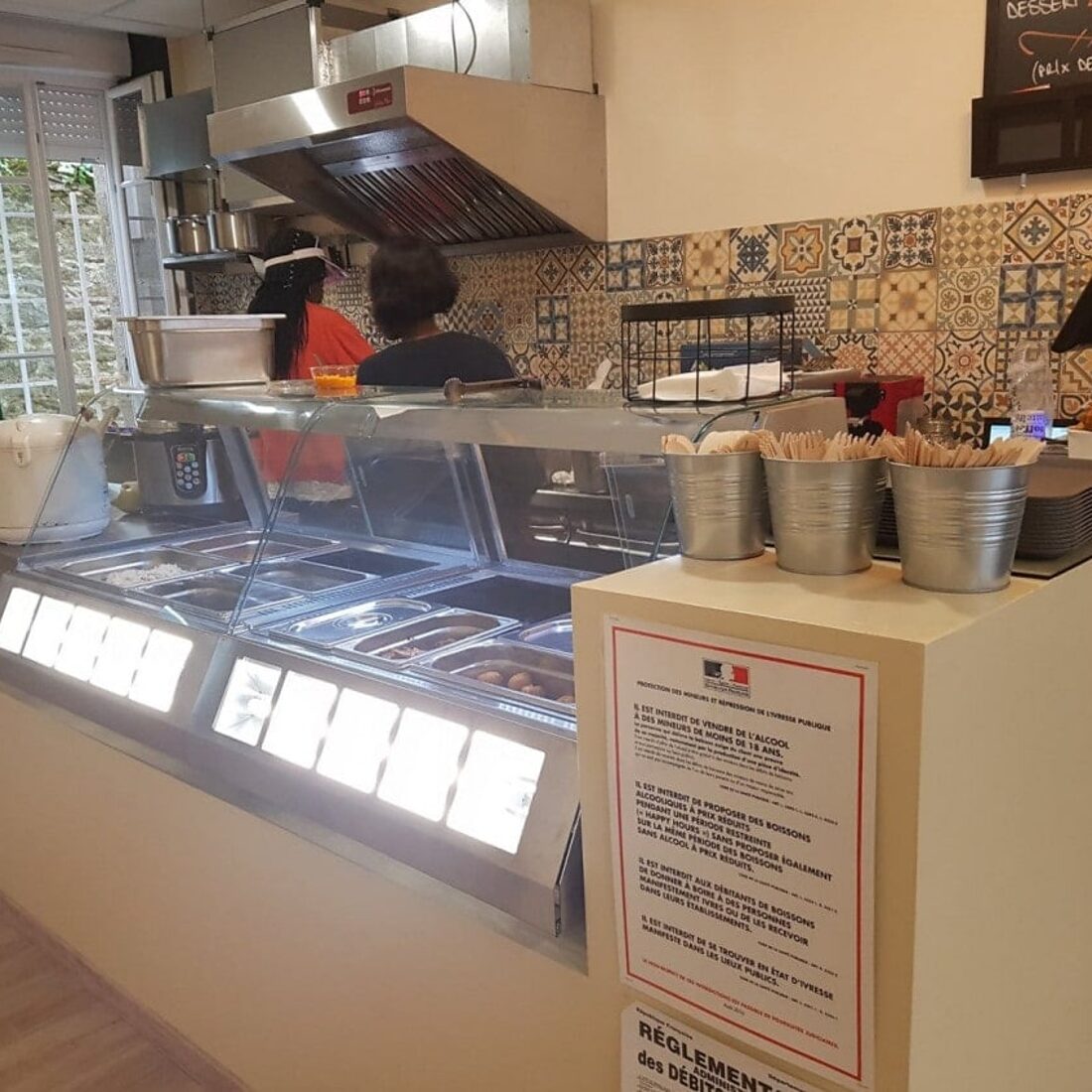 Le comptoir de Bori Bori : les bacs chauds alignés derrière la vitre, la cuisine ouverte en arrière-plan