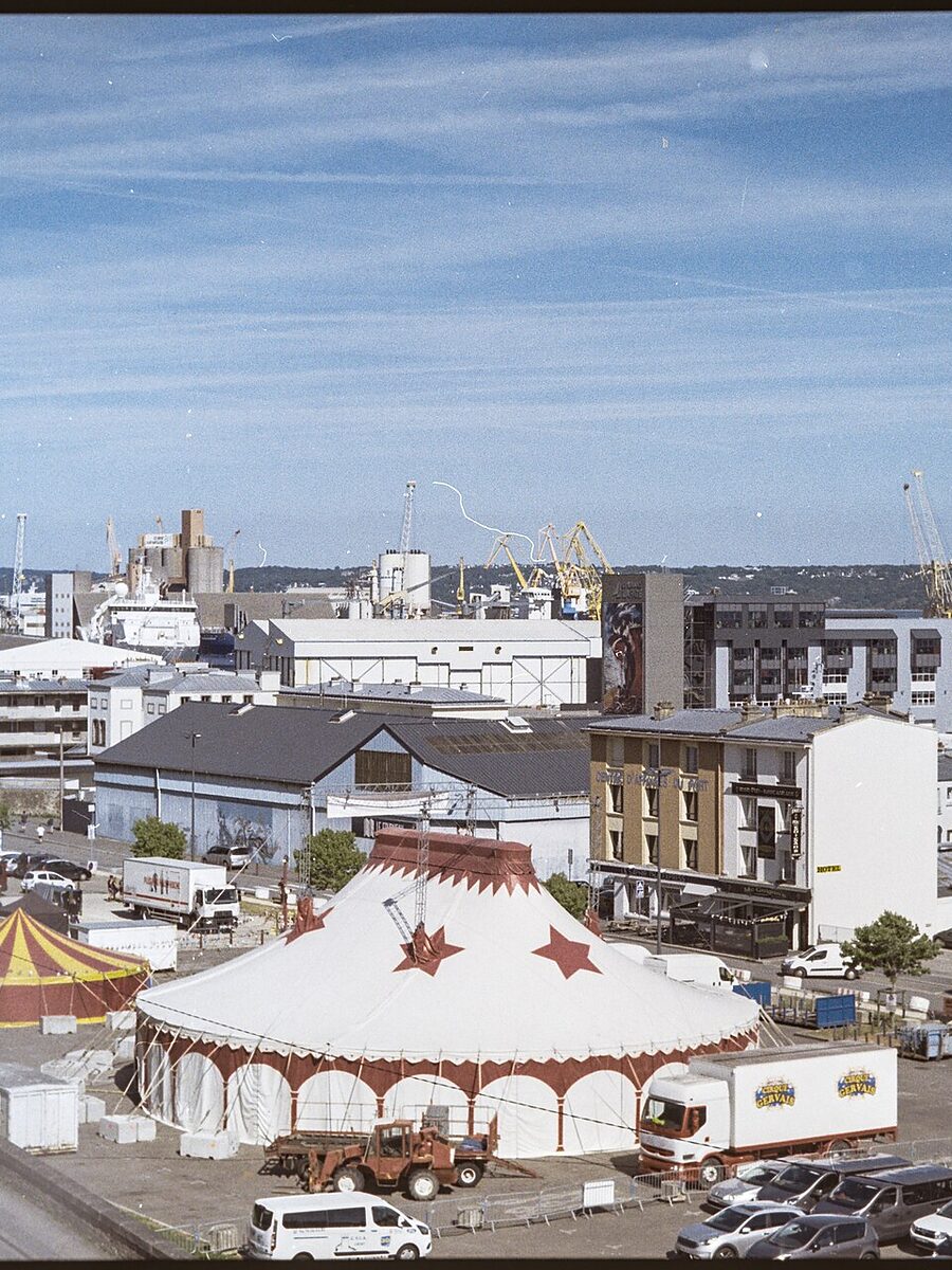 Vue d'ensemble du port de commerce de Brest : les quais, le Parc à Chaînes et les toits du quartier